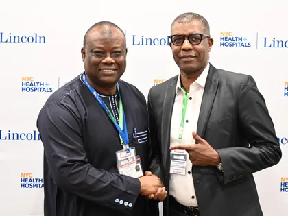 Photo d'echange avec un participant de conference pour Africa Health Innovations