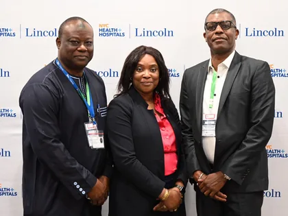 Portrait de groupe du forum Africa Health Innovations avec fond Lincoln